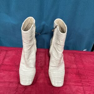 Sam Edelman Cream/Ivory Crocodile  Chunky Heel- Ankle Boots Size 8.5 Needs clean